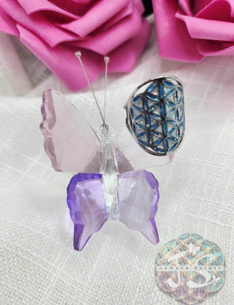 bague fleur de vie argentée aura de vie pailleté bleu et blanc Jewels Spirit sur papillon cristal