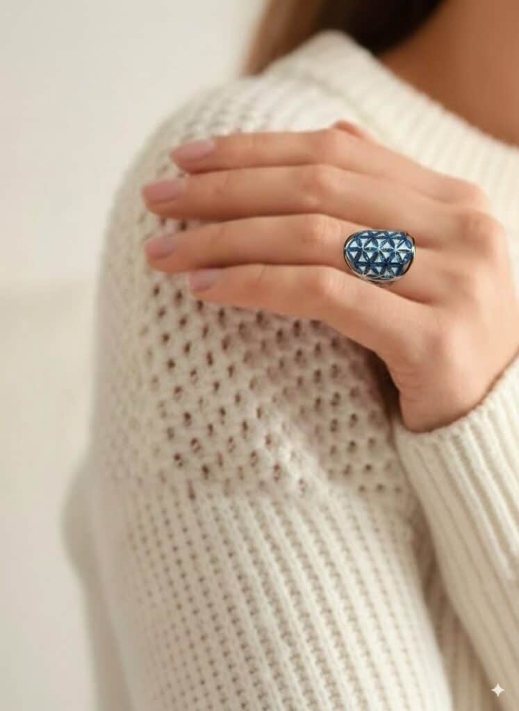 bague fleur de vie argentée aura de vie pailleté bleu et blanc Jewels Spirit sur main de femme