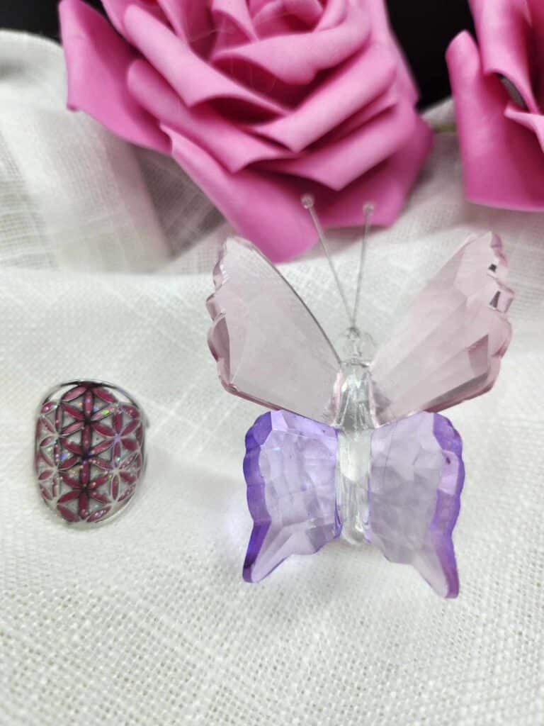 bague fleur de vie argentée clarté céleste pailleté rose et blanc Jewels Spirit avec papillon cristal