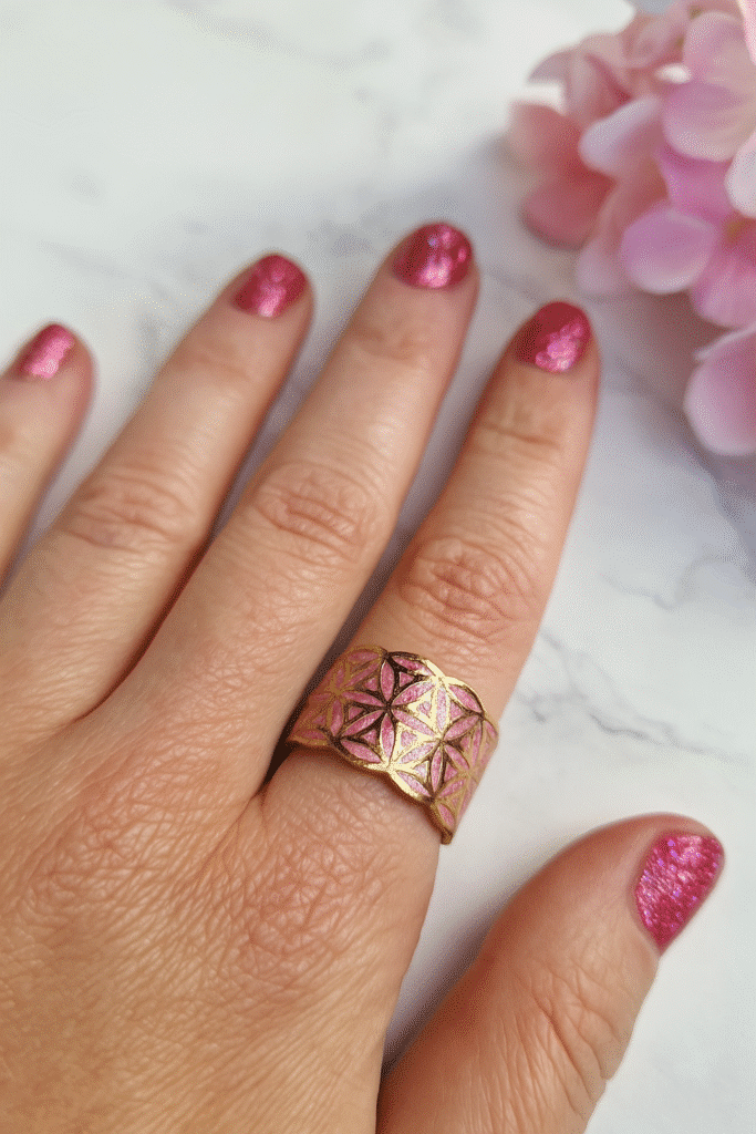 bague fleur de vie dorée rose d’or pailletée de rose Jewels Spirit sur main de femme