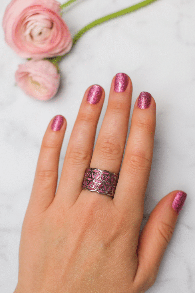 bague fleur de vie argentée éveil de rose pailleté rose Jewels Spirit sur main de femme