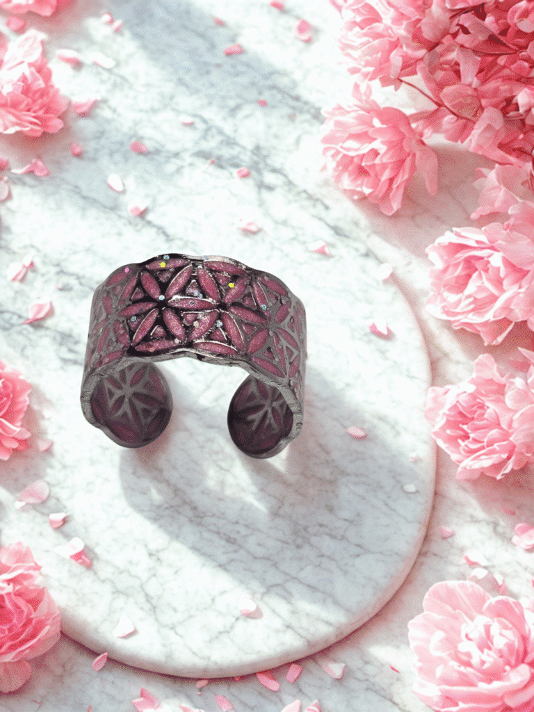 Bague fleur de vie argentée éveil de rose de face Jewels Spirit sur un lit de fleurs