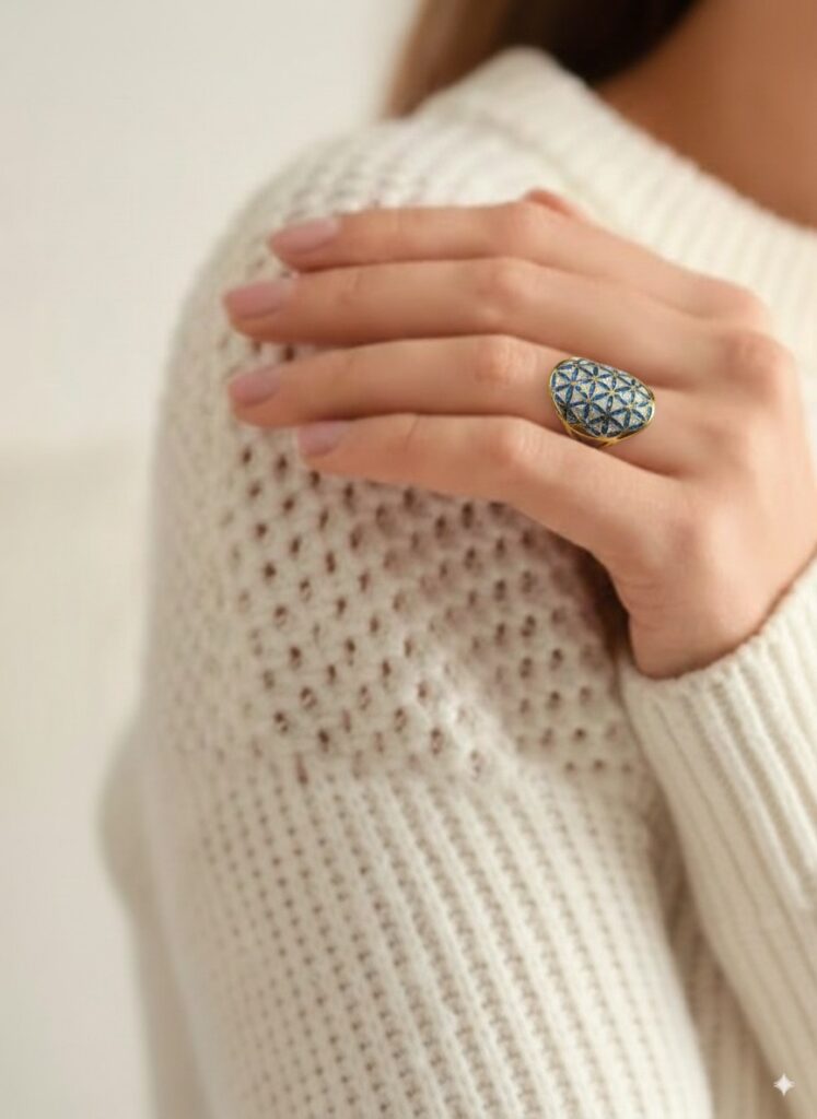 bague fleur de vie dorée éclat divin pailleté bleu et blanc Jewels Spirit sur main de femme