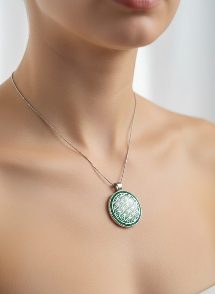 collier Fleur de Vie argentées Ame d'Emeraude fond vert pailleté et d’une Fleur de Vie lumineuse Jewels Spirit vue sur une femme