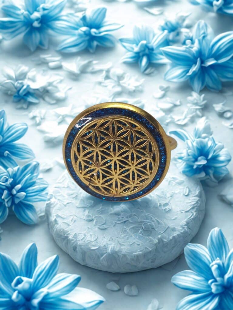 Bague fleur de vie dorée Saphir d’or fond bleu nuit de face Jewels Spirit sur un lit de fleurs