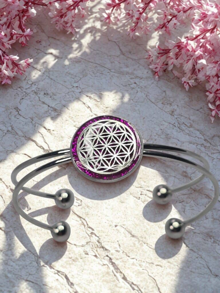 bracelet fleur de vie argentée éclat de rose fond fuchsia pailleté et d’une Fleur de Vie lumineuse Jewels Spirit vue de profil