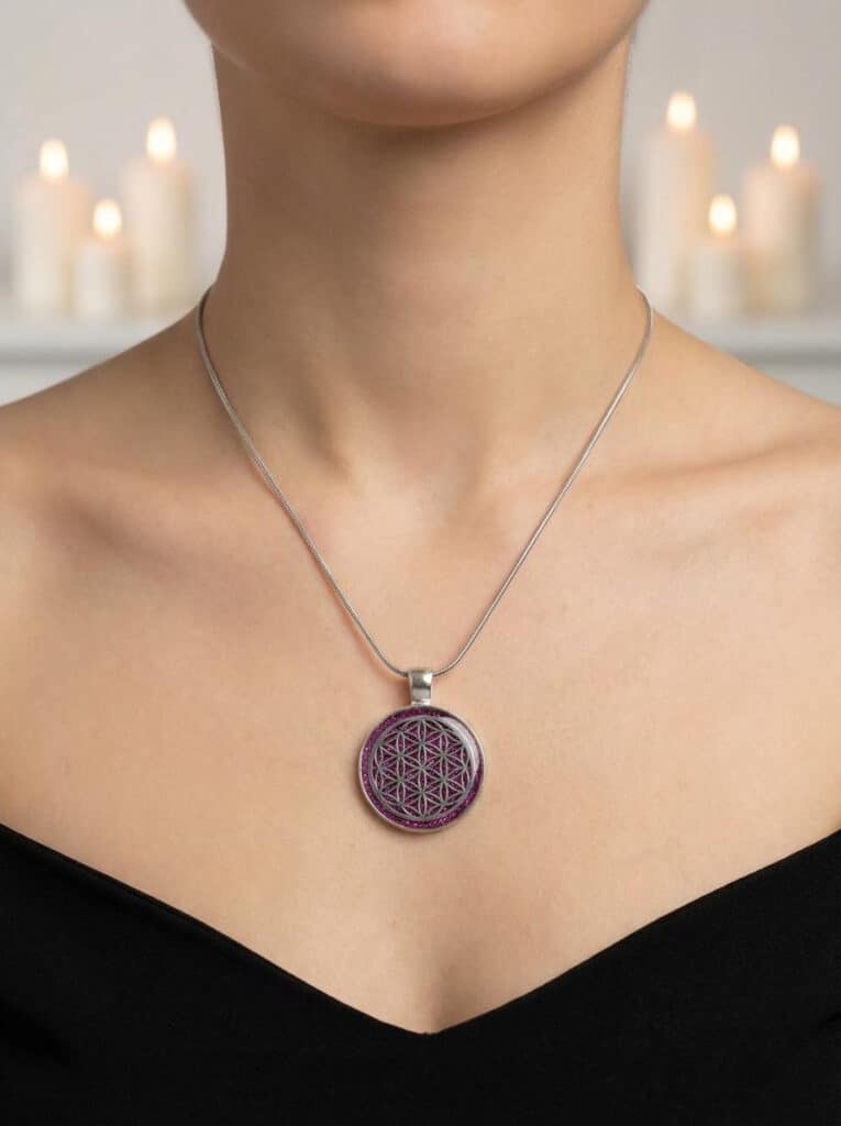 Collier Fleur de Vie fuchsia argenté porté sur femme, pendentif rond 2,5 cm fond vert pailleté, chaîne 45 cm, Jewels Spirit