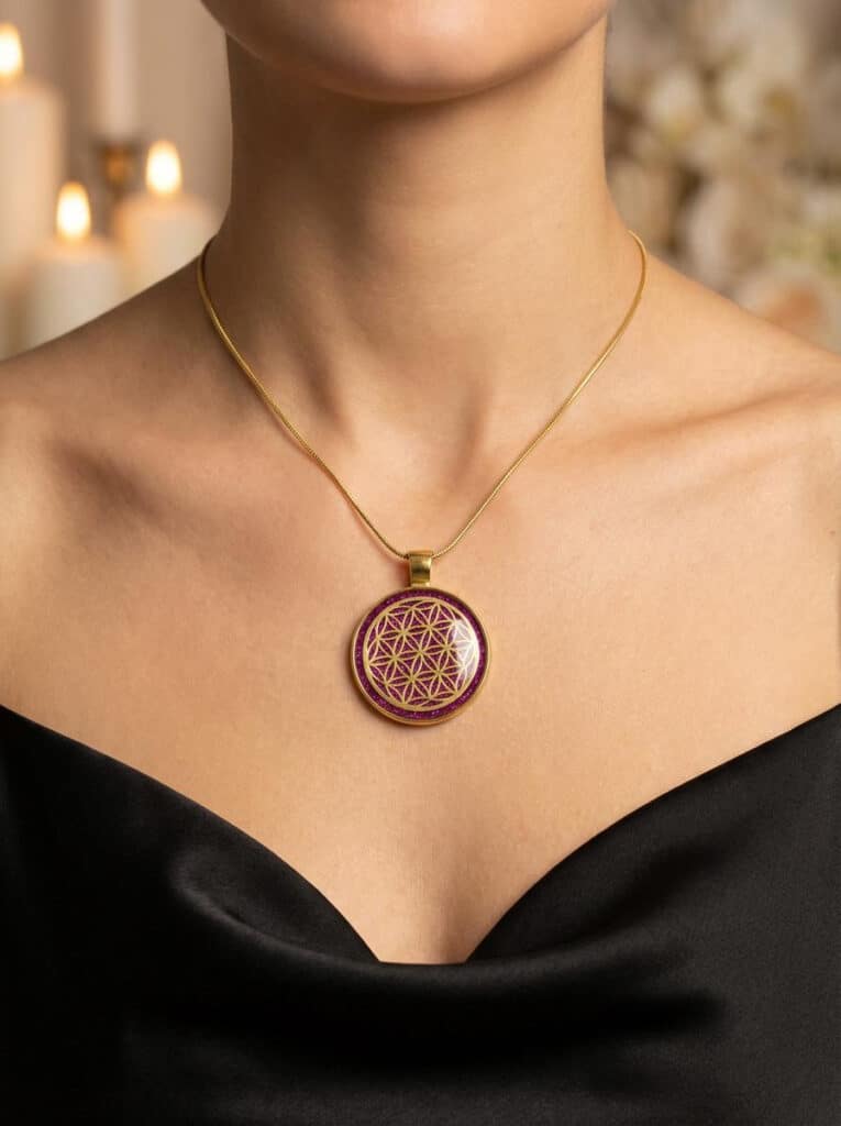 Collier Fleur de Vie fuchsia doré porté sur femme, pendentif rond 2,5 cm fond vert pailleté, chaîne 45 cm, Jewels Spirit